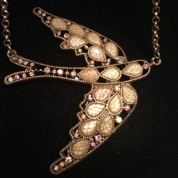 Jewelry - Vintage crystal dove necklace